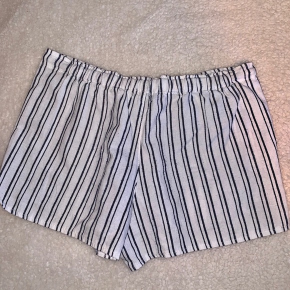 BRANDY MELVILLE STRIPED SHORTS ✨ - Picture 2 of 4